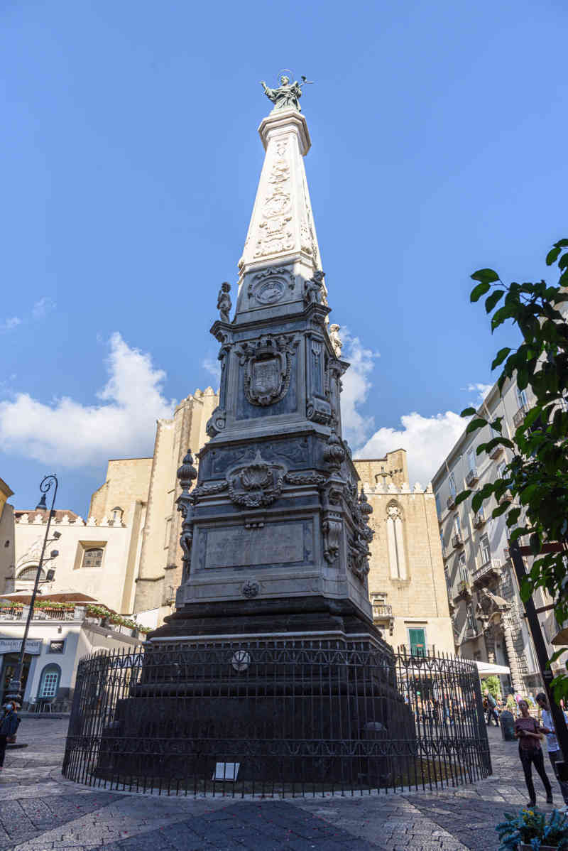 102 - Italia - Nápoles - plaza San Domenico Maggiore - obelisco de San Domenico.jpg